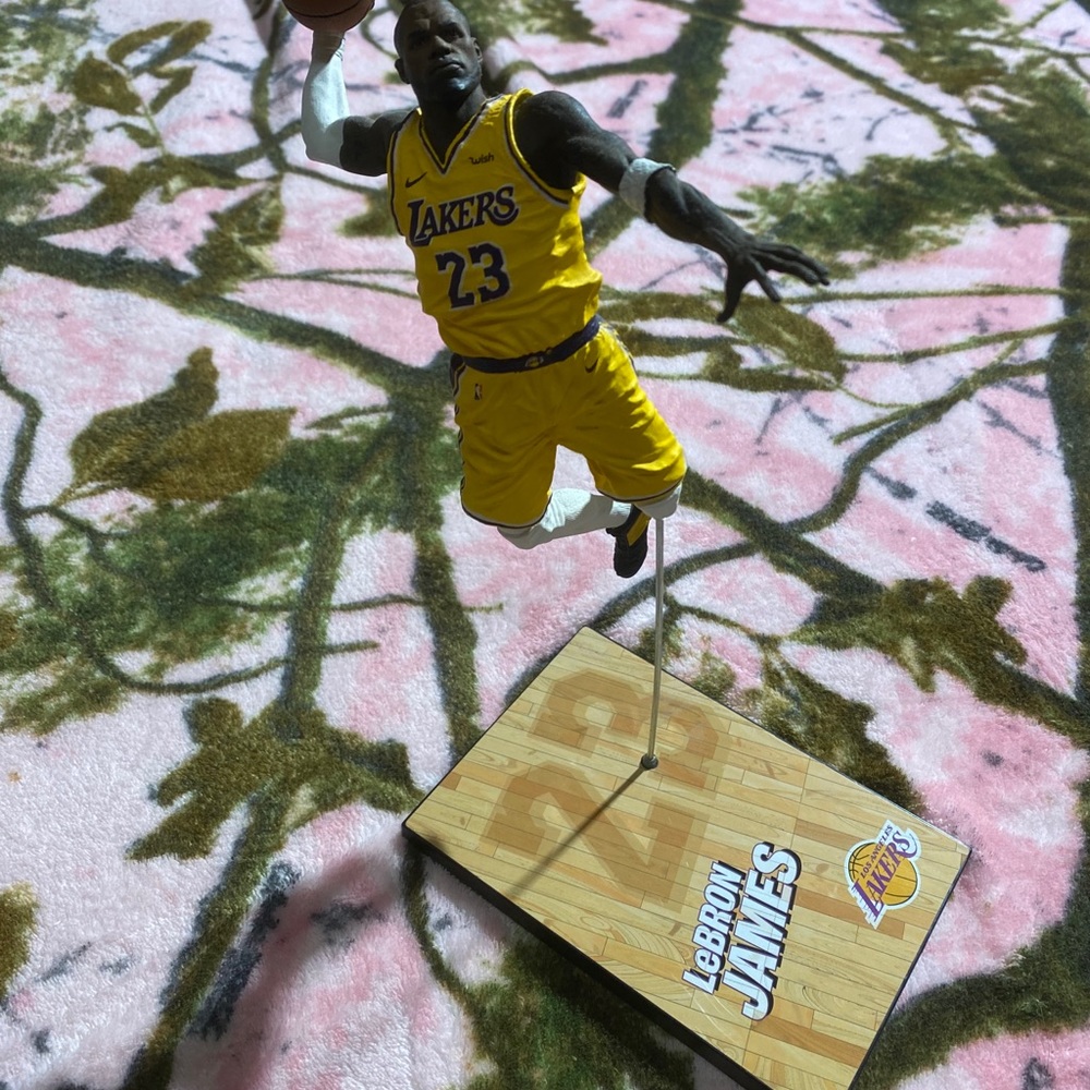 LeBron James Statue